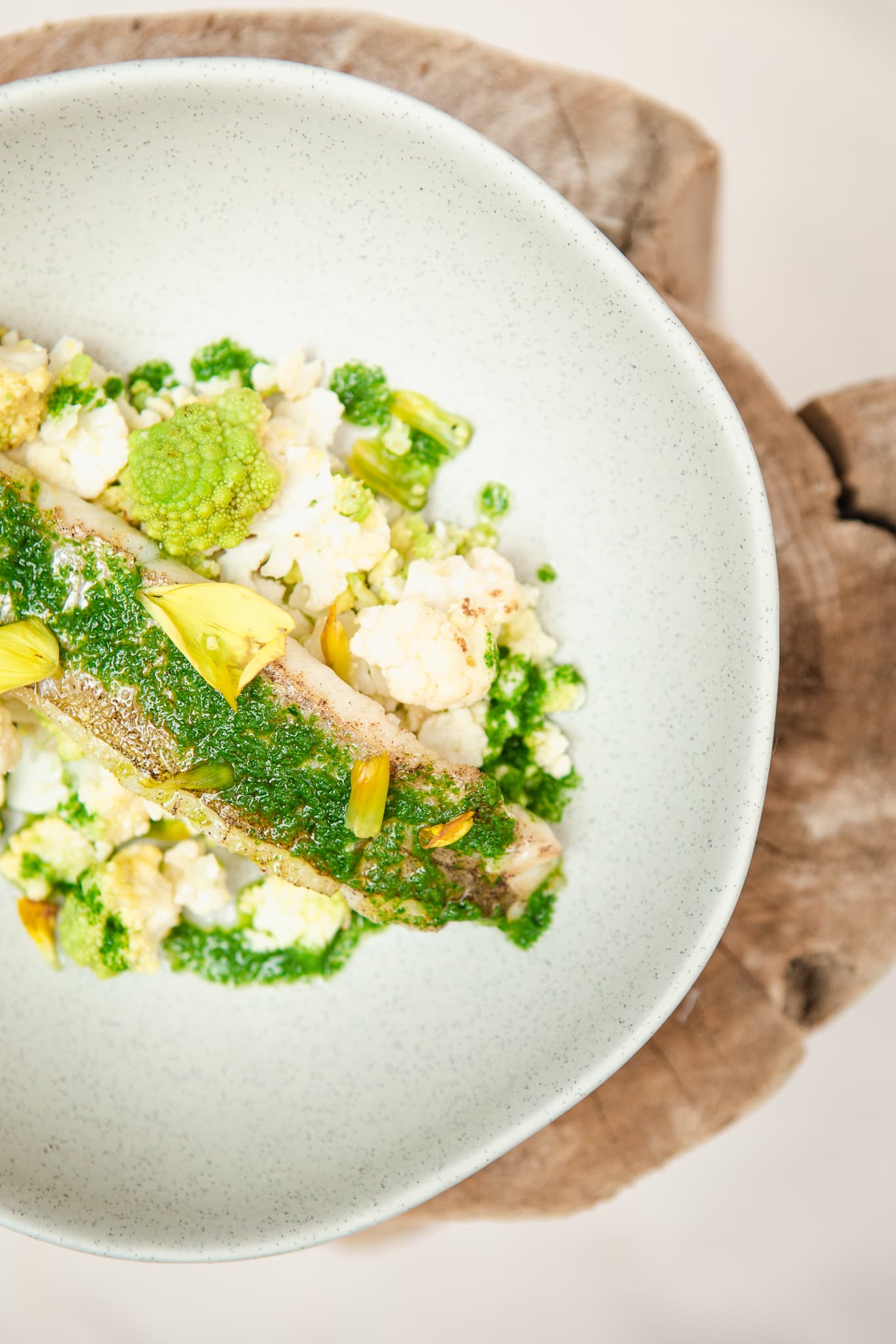 Poisson et romanesco, sauce herbes